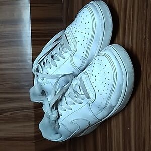 Nike womans 8.5 Court Visions Low